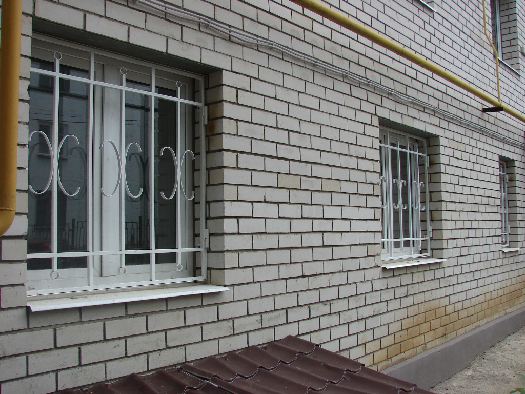 Какие функции выполняют кованые оконные решетки?